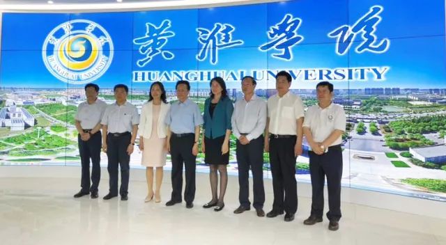 中華職業教育社理事長陳昌智、河南省副省長霍金花一行參觀展廳